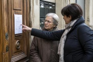 découvrez les erreurs courantes liées à la réception d'un avis de passage d'huissier à une mauvaise adresse et apprenez comment les éviter pour ne pas compromettre vos démarches.