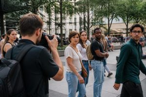 découvrez les règles du droit à l'image dans les lieux publics et apprenez quand il est légal de photographier des personnes sans leur consentement.